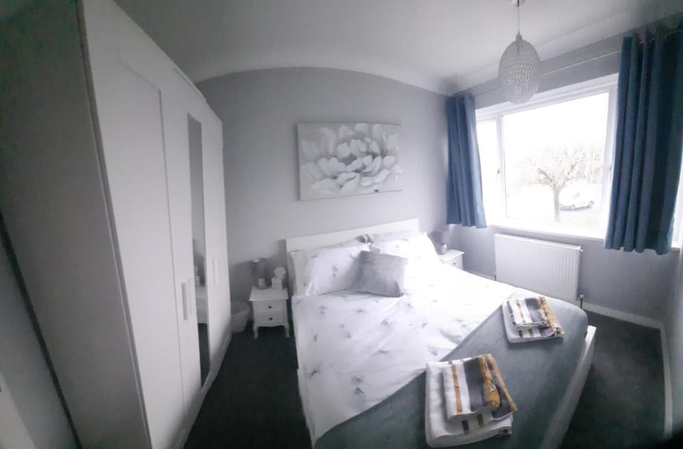 Cosy 3 bedroom residential house, private garden, 30 minutes from Alton Towers, 5 minute walk to Trentham Gardens. House in Stoke-on-Trent