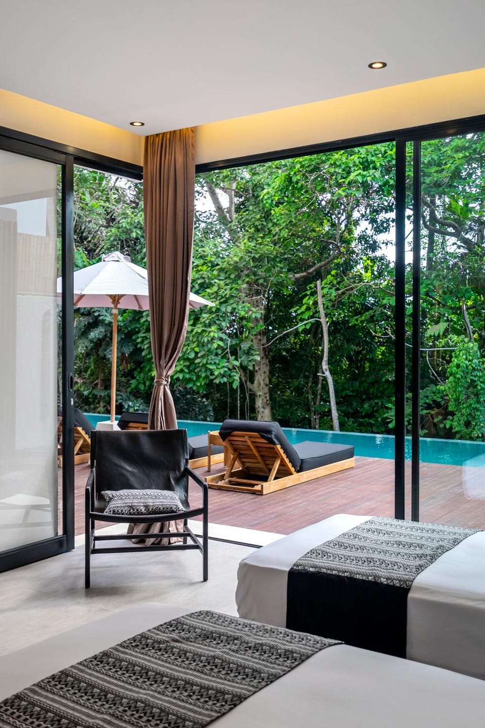Bed, TV and multimedia, View (from property/room), Bedroom, Pool view, air conditioner