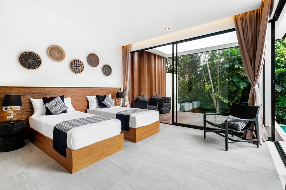 Bed, TV and multimedia, View (from property/room), Bedroom, Pool view, air conditioner