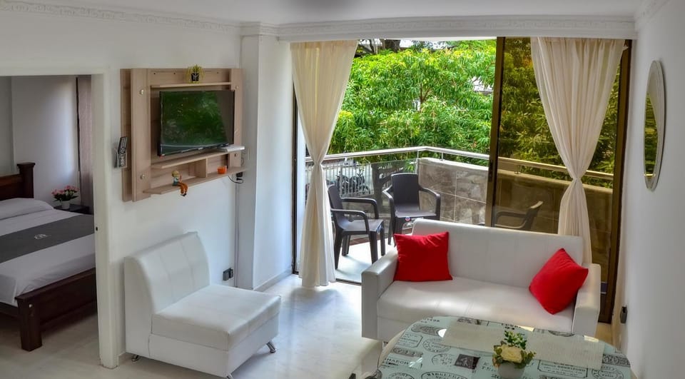Communal lounge/ TV room, TV and multimedia, Living room, Dining area, Garden view