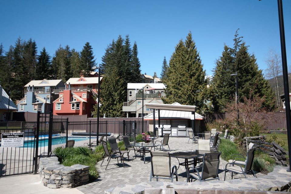 Property building, Swimming pool, sunbed