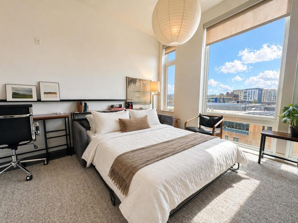 Modern 1BR Apt with Rooftop, Gym, and Parking Apartment in Milwaukee