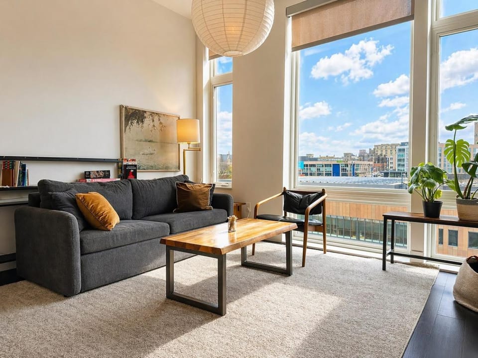 Modern 1BR Apt with Rooftop, Gym, and Parking Apartment in Milwaukee
