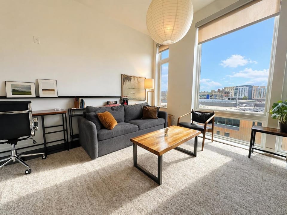 Modern 1BR Apt with Rooftop, Gym, and Parking Apartment in Milwaukee