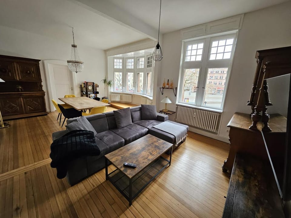 Communal lounge/ TV room, TV and multimedia, Living room, Seating area, Evening entertainment