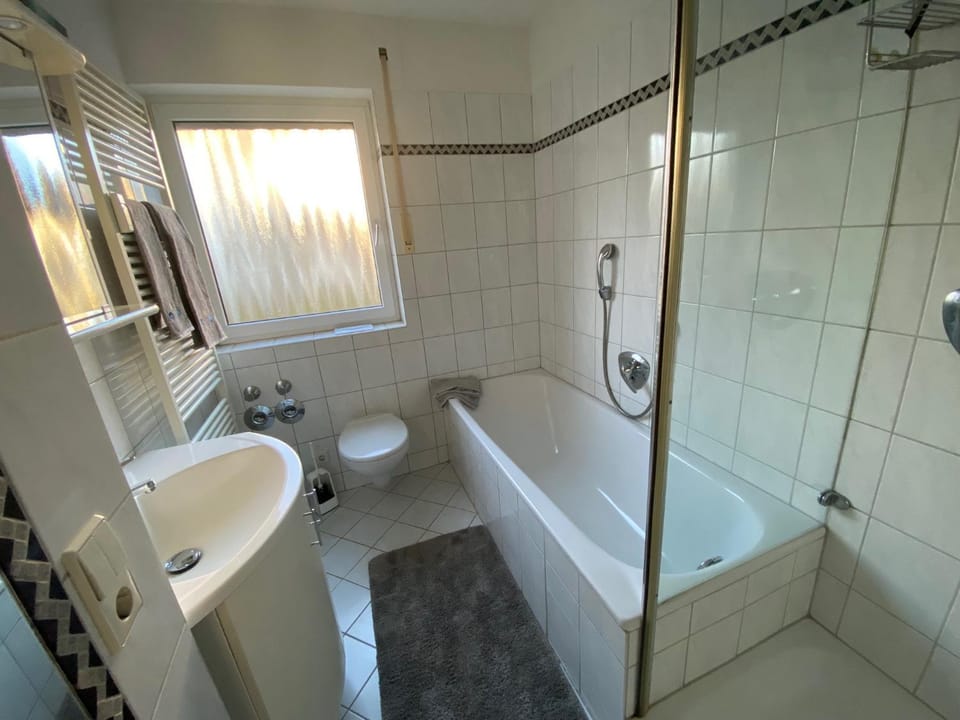 Shower, Toilet, Bathroom, Bath, towels