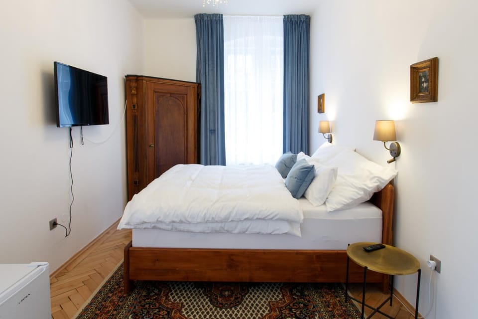 Bed, TV and multimedia, Photo of the whole room, Bedroom