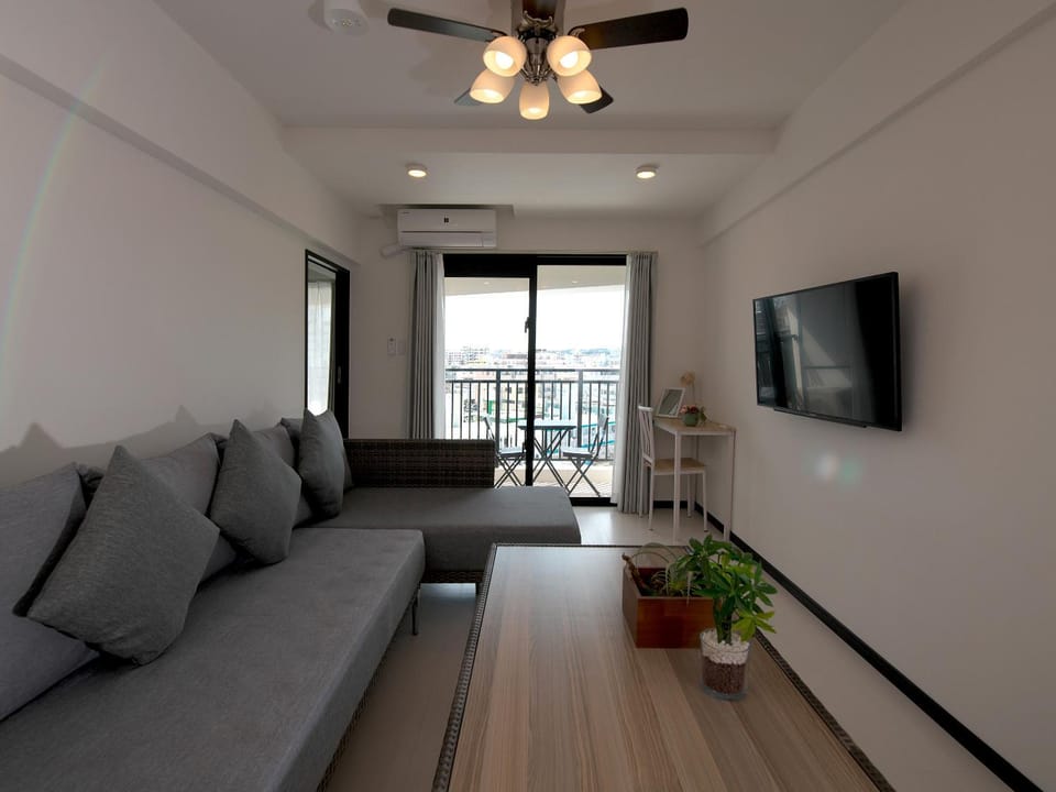 TV and multimedia, Living room, Photo of the whole room, Seating area, City view