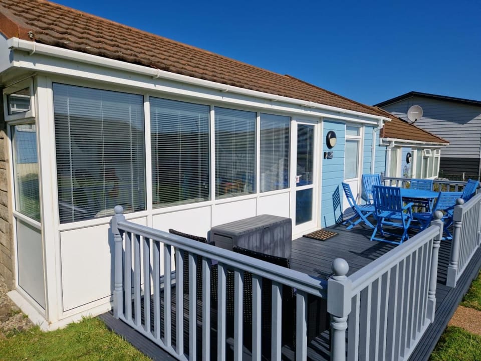 Property building, Day, Balcony/Terrace