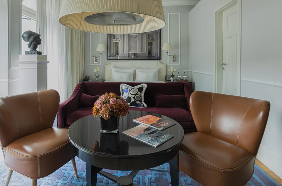 Photo of the whole room, Seating area