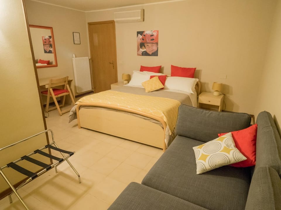 Bed, Photo of the whole room, Seating area, Bedroom