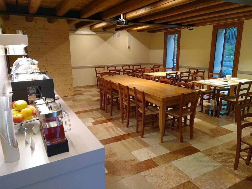 Business facilities, Breakfast