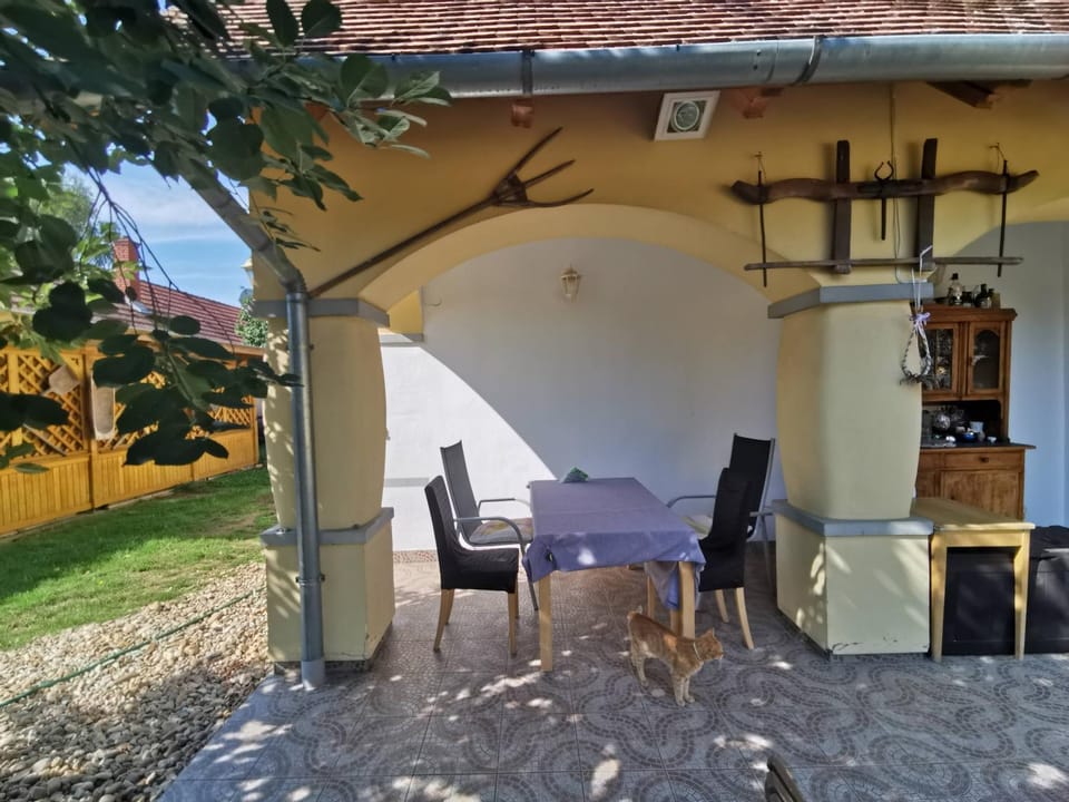 Patio, Day, Dining area