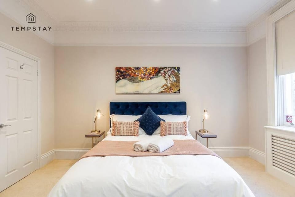 5 MIN TO CASTLE & SHOPS - CHARMING CHARACTER HOME - By Tempstay Apartment in Windsor