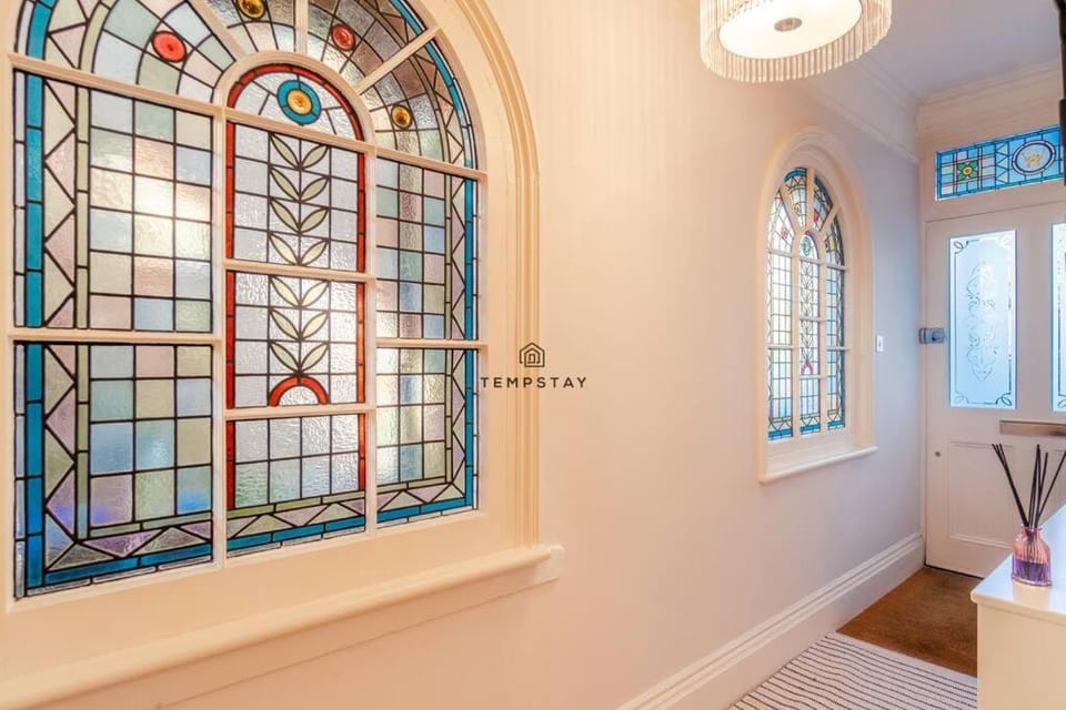 5 MIN TO CASTLE & SHOPS - CHARMING CHARACTER HOME - By Tempstay Apartment in Windsor