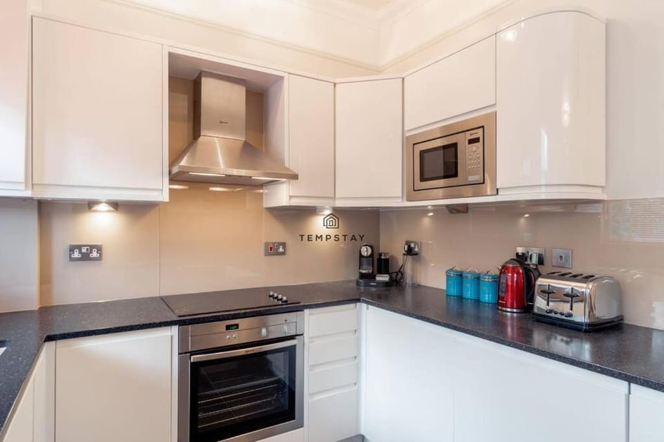 5 MIN TO CASTLE & SHOPS - CHARMING CHARACTER HOME - By Tempstay Apartment in Windsor