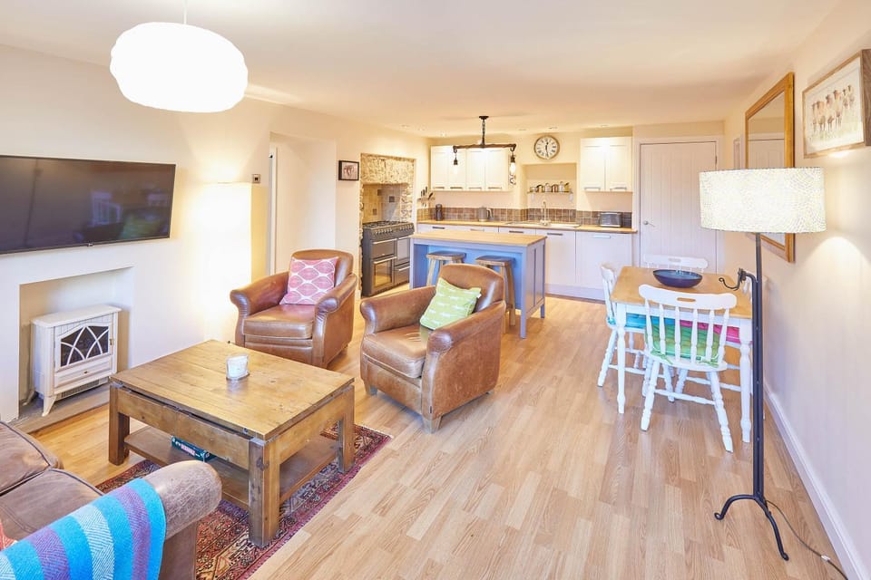 Kitchen or kitchenette, Living room, Dining area