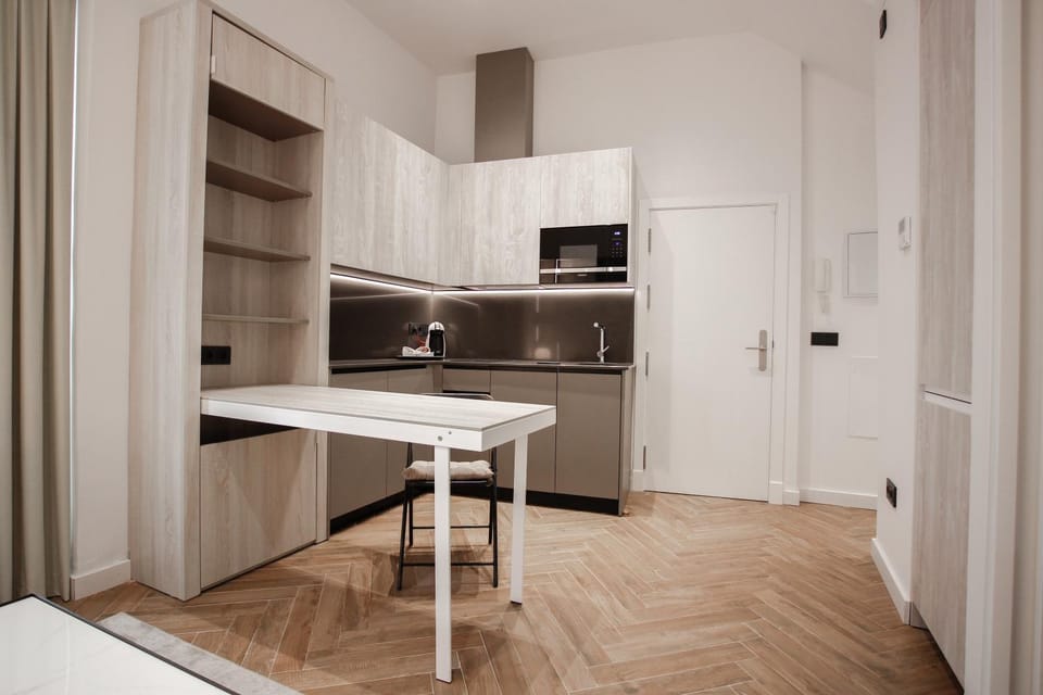 Kitchen or kitchenette, Dining area