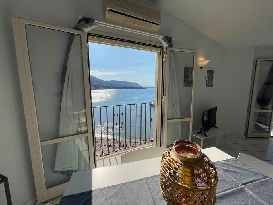 Living room, Sea view