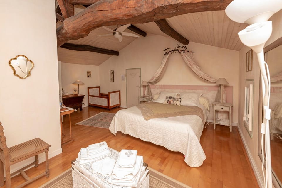 Bed, Photo of the whole room, cot