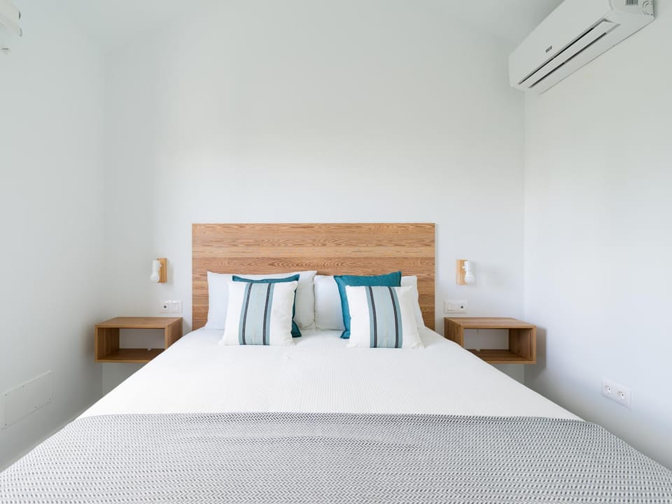 Photo of the whole room, Bedroom