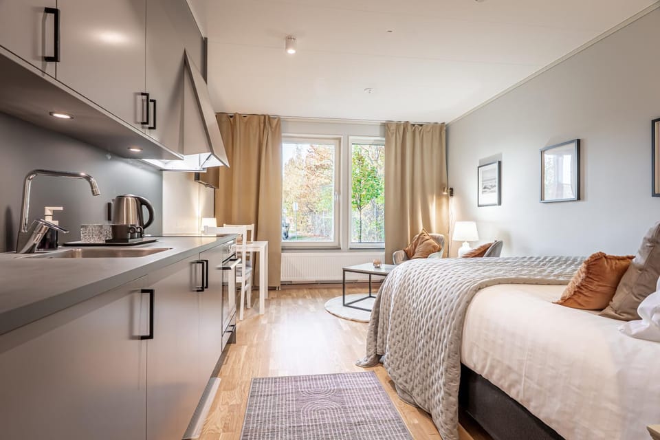 Bedroom, kitchen