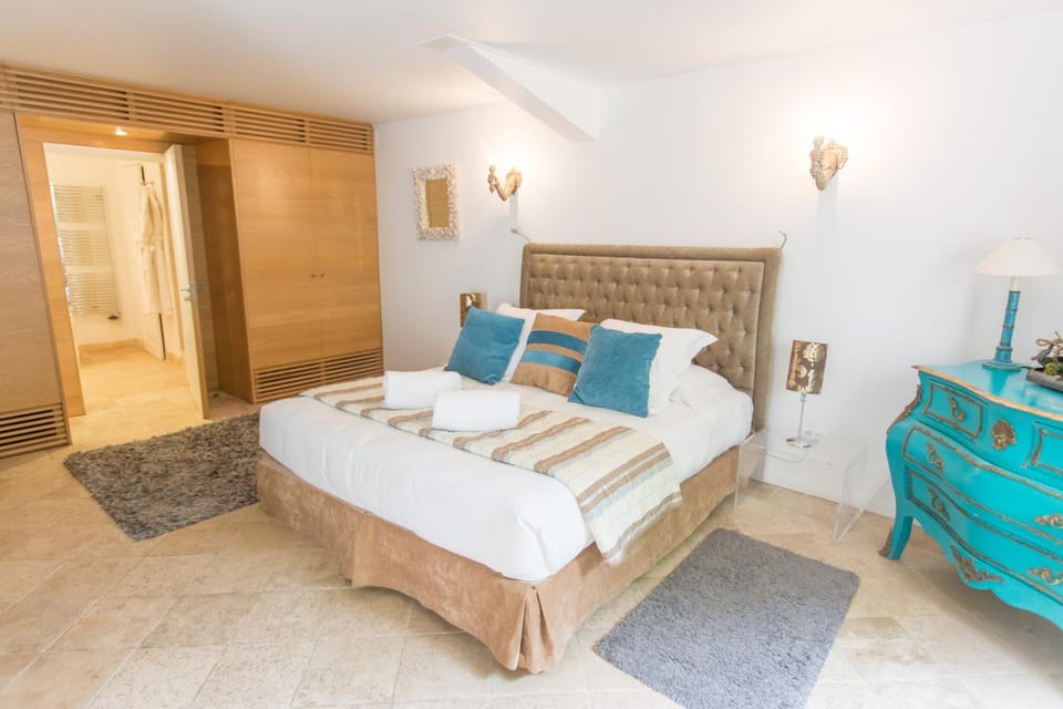 Bed, Photo of the whole room, Decorative detail, Bedroom