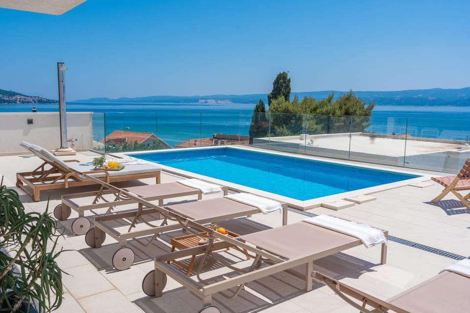Patio, Day, Natural landscape, View (from property/room), Balcony/Terrace, Lake view, Pool view, Sea view, Swimming pool, sunbed