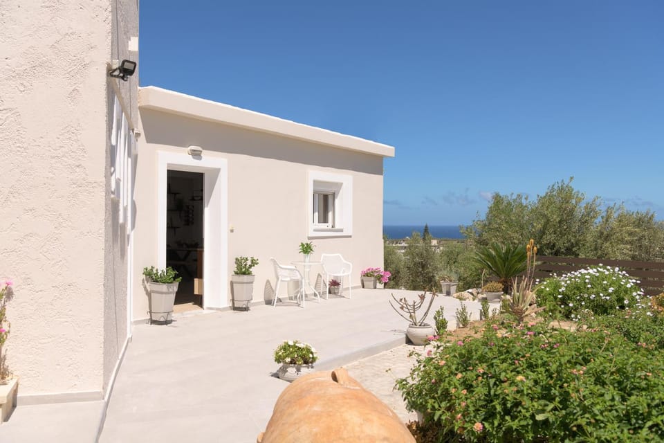 Facade/entrance, Garden, Sea view