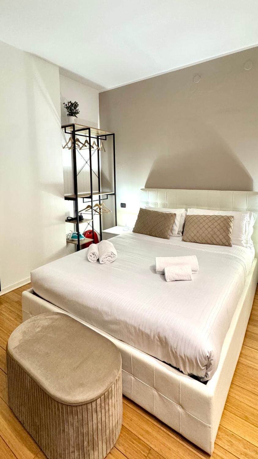 Bed, towels