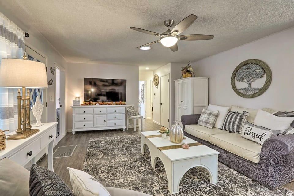 Renovated Cottage w/ Fire Pit in Munds Park! House in Munds Park