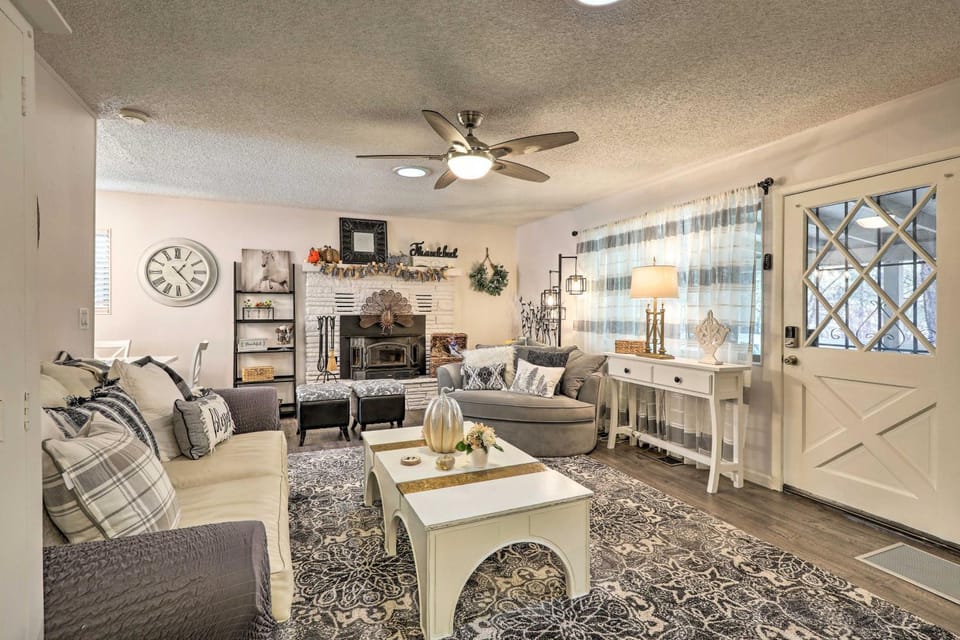 Renovated Cottage w/ Fire Pit in Munds Park! House in Munds Park