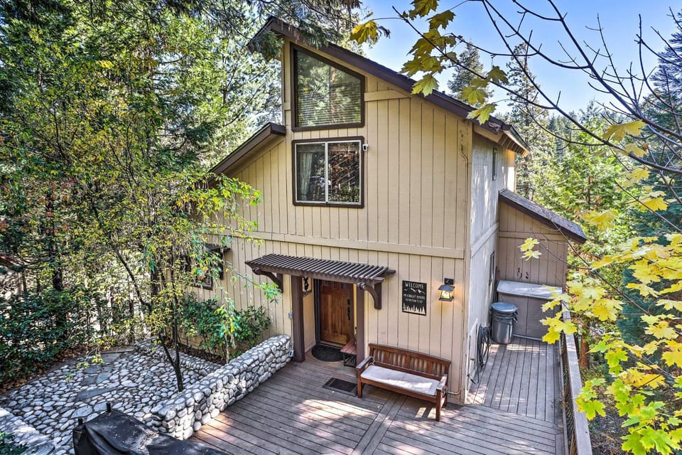 Tranquil Twin Peaks Retreat Hike, Ski and Swim House in Lake Arrowhead