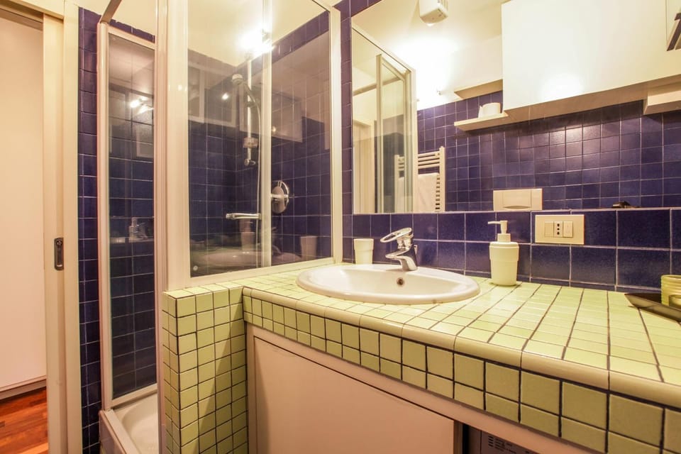 Summer, Bathroom