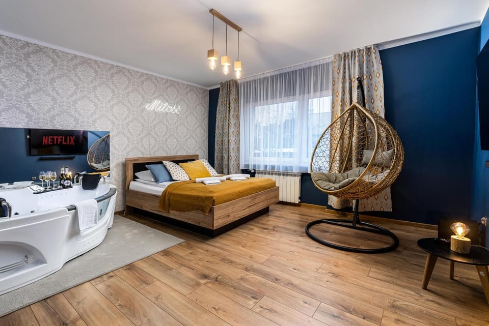 Bed, Hot Tub, TV and multimedia, Living room, Bedroom