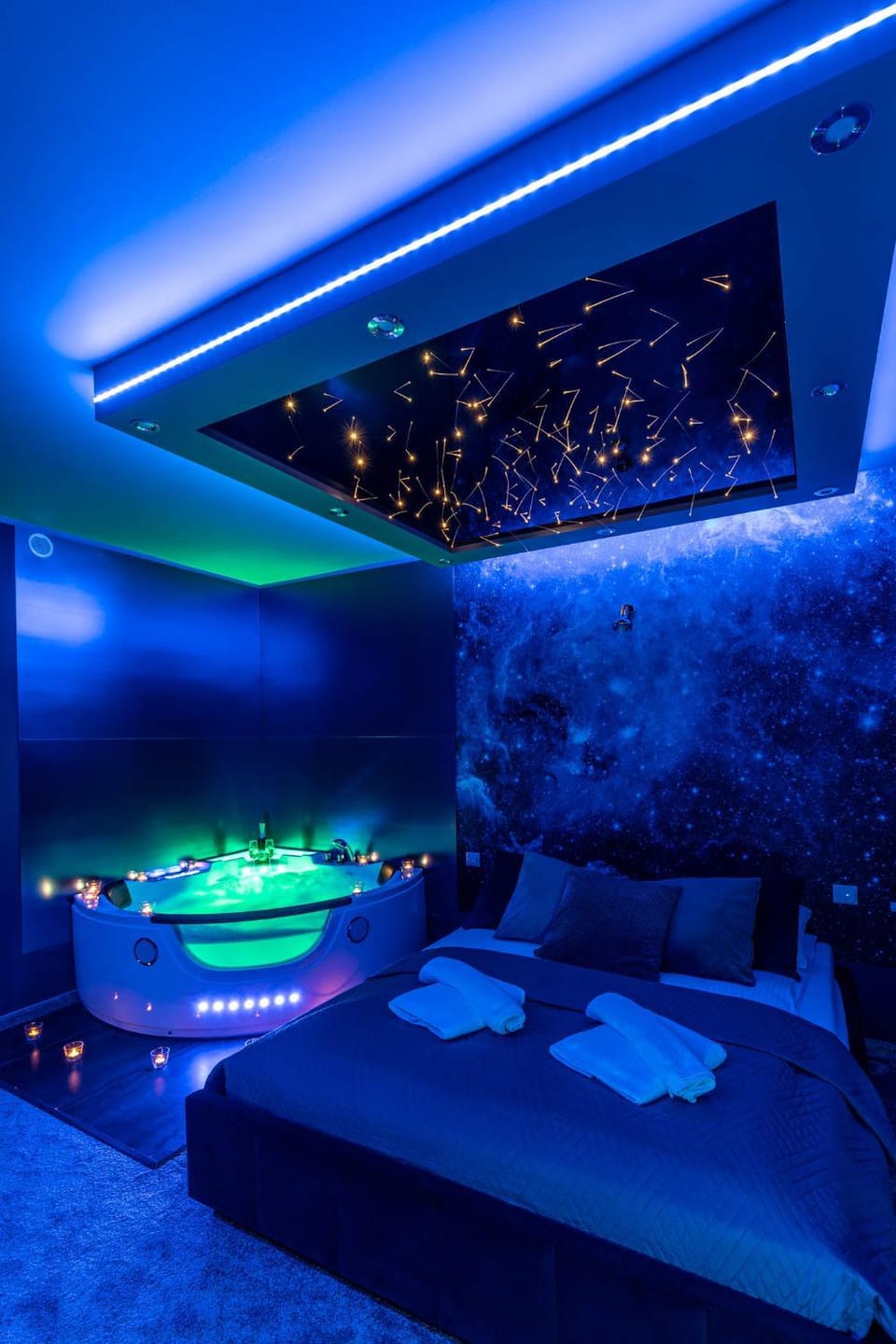 Bed, Night, Hot Tub, Photo of the whole room, Bedroom