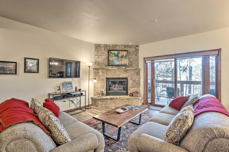 ‘The Chelsea’ Condo w/ Hot Tub & Pool Access! House in Breckenridge