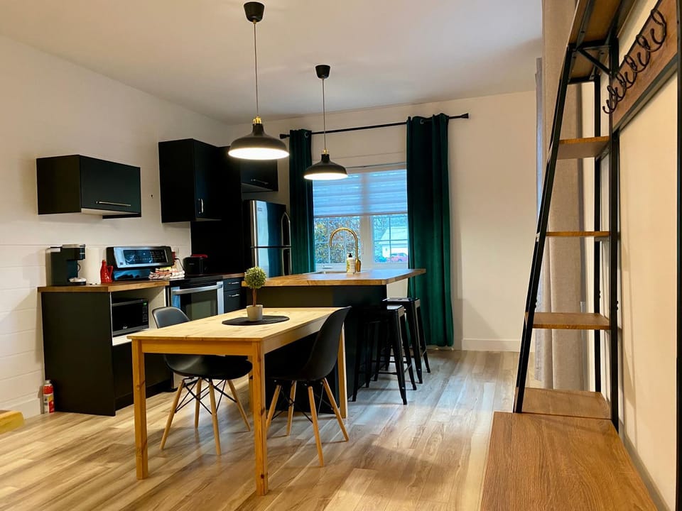 Dining area, kitchen