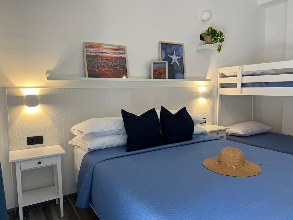 Bed, Photo of the whole room, Bedroom, bunk bed