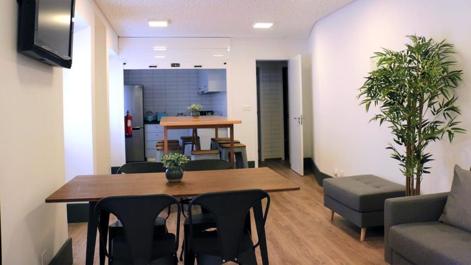Kitchen or kitchenette, Living room, Seating area, Dining area