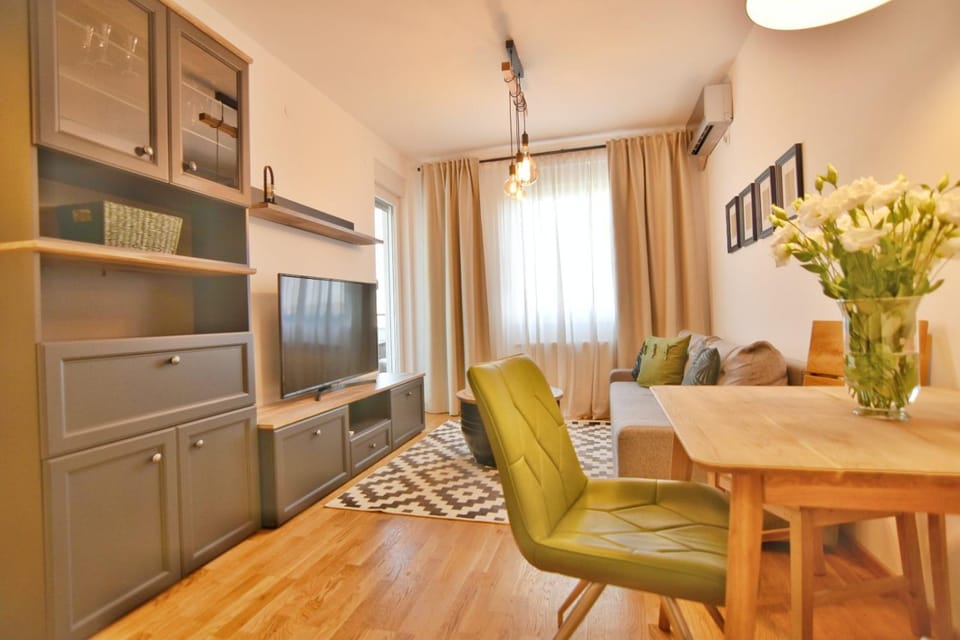 Communal lounge/ TV room, TV and multimedia, Living room, Seating area, Dining area