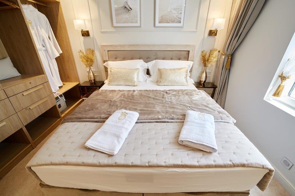 Bed, Photo of the whole room, Bedroom, towels