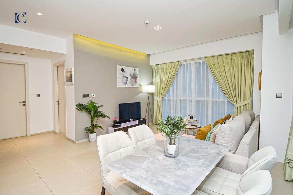 TV and multimedia, Living room, Seating area, Dining area