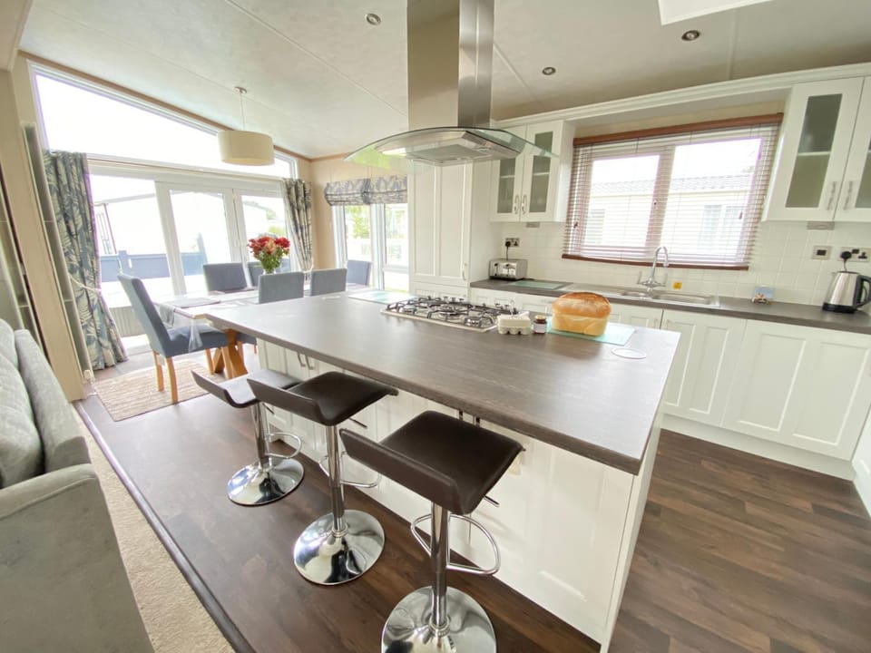 Wildflower, Premium Plus Hot Tub Lodge House in Cotswold District