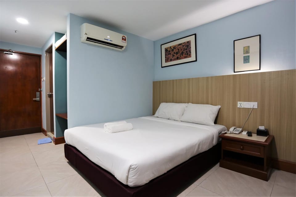 Photo of the whole room, Bedroom, air conditioner