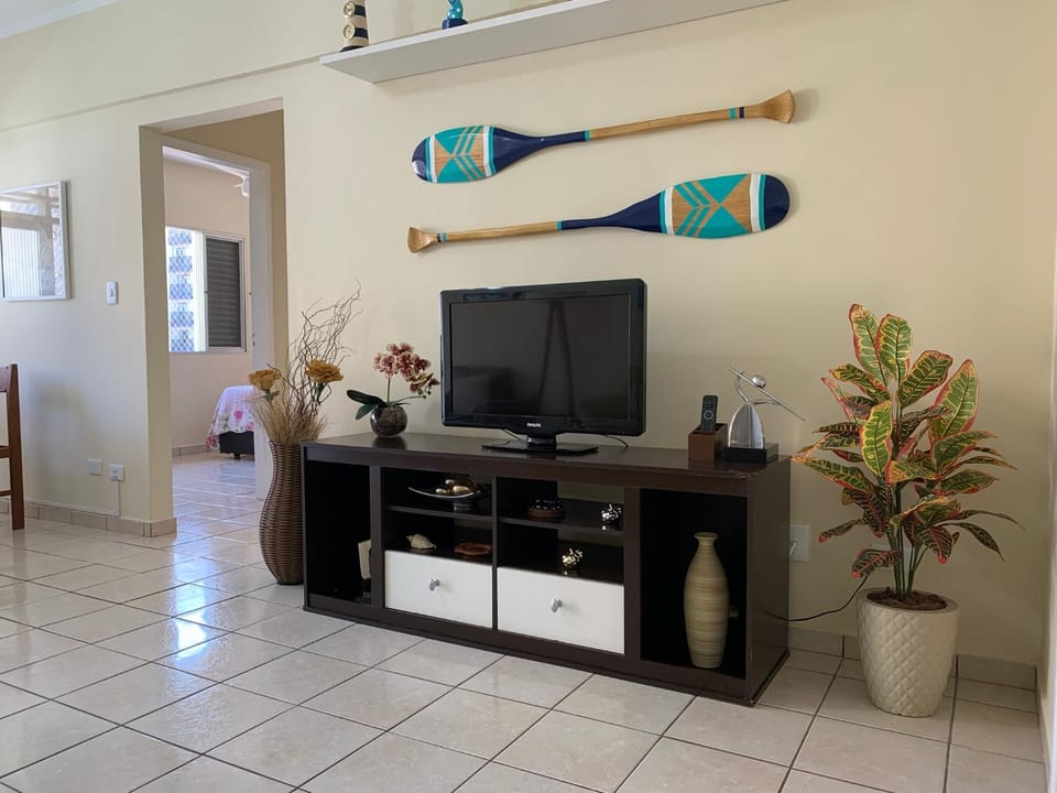 APARTAMENTO NA PRAIA GRANDE A 200 MÉTROS DA PRAIA, CONFORTÁVEL ESPAÇOSO WIFI 350 Mega TV Claro, ÓTIMA LOCALIZAÇÃO Apartment in State of São Paulo
