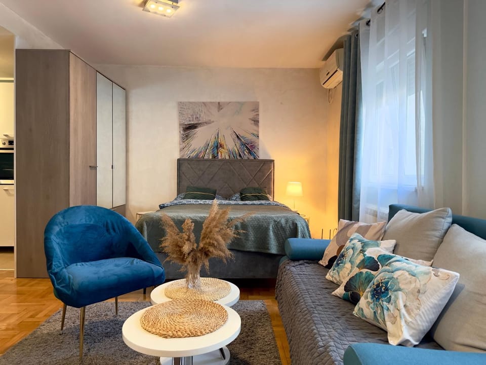 Bed, Living room, Photo of the whole room, Seating area, Bedroom, air conditioner
