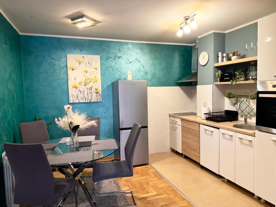 Kitchen or kitchenette, Seating area, Dining area, oven, stove
