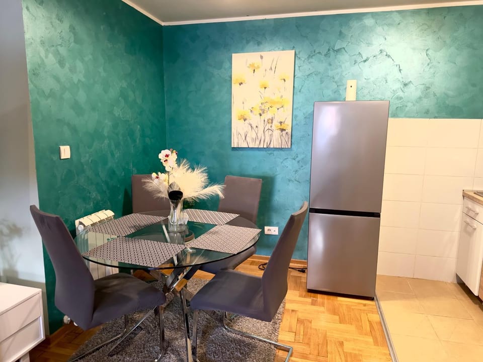 Kitchen or kitchenette, Seating area, Dining area, minibar, oven
