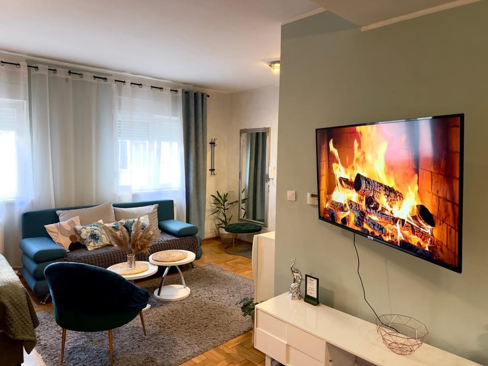 Communal lounge/ TV room, TV and multimedia, Living room, Seating area, Evening entertainment